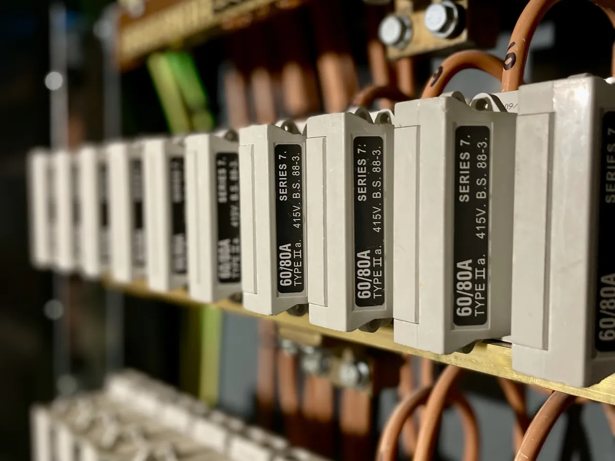 Three-phase distribution board with fuse carriers and busbars