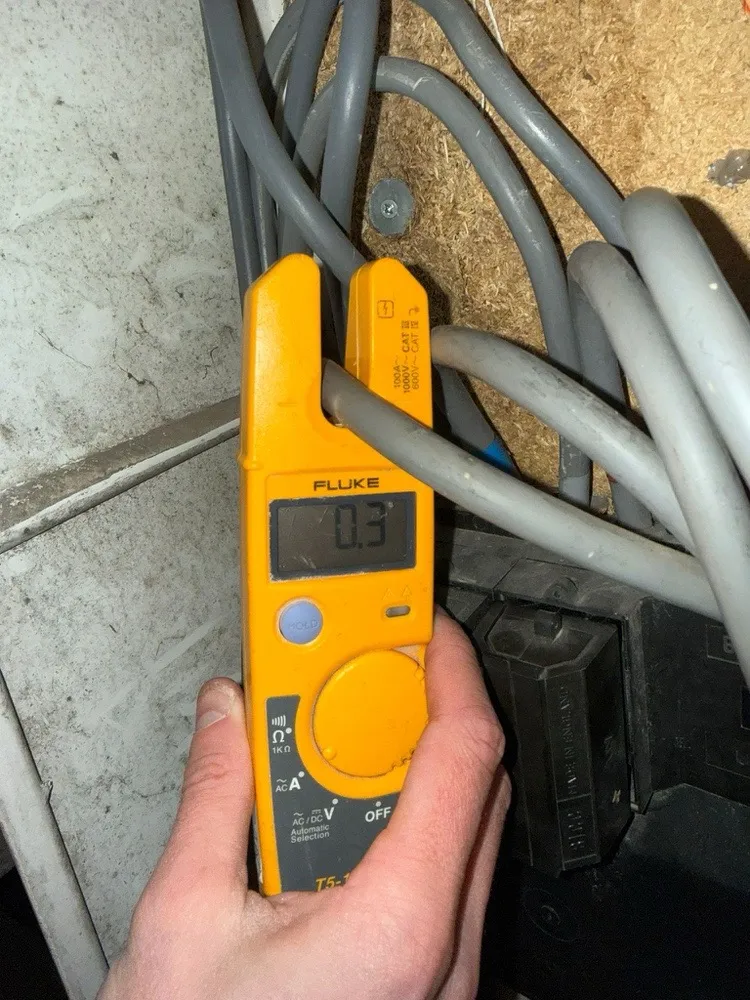Clamp meter showing almost nothing on the dead phase